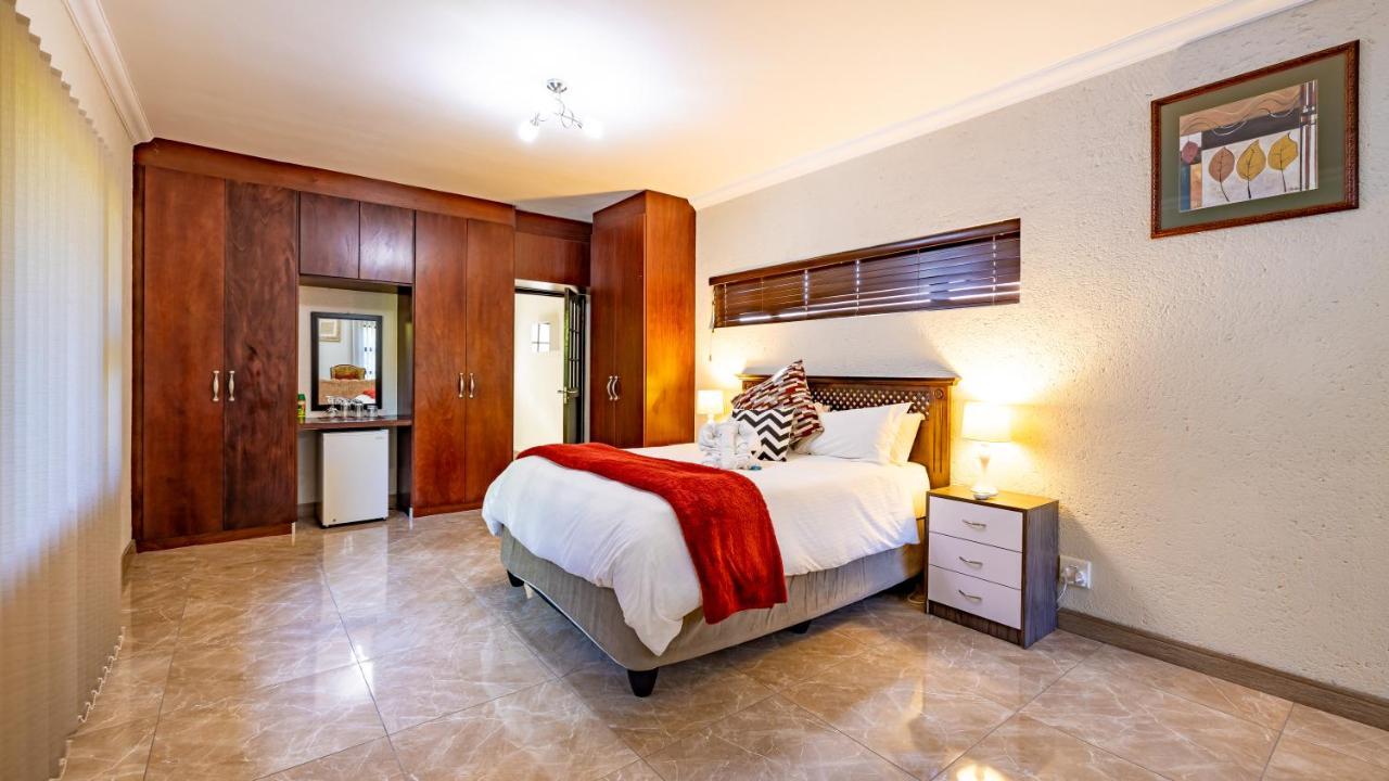 Joern'S Gaestehaus Mbombela Екстер'єр фото